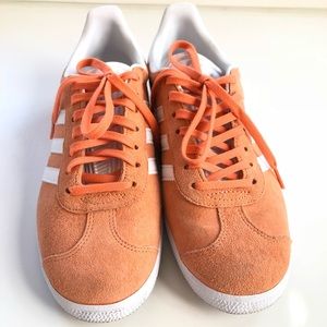 Peach Adidas Gazelle’s in women’s 7 1/2